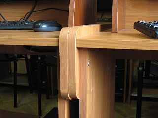 Столы скреплены между собой мебельными стяжками. Кроме этого, столы привинчены к полу.