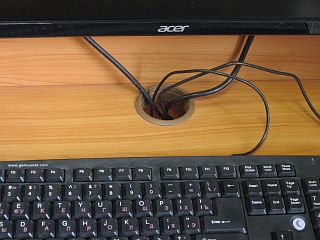 Для проводов от монитора, клавиатуры и мыши прорезано специальное отверстие.