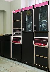 Историческая реликвия - мини-ЭВМ PDP11/70 и PDP11/40, эксплуатировавшиеся на механико-математическом факультете в 80-е годы прошлого столетия.