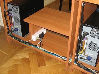 Провода связаны стяжками в жгуты и закреплены к столу.
