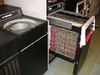 Центральный процессор мини-ЭВМ PDP-11/70. На переднем плане - накопитель на сменных магнитных дисках RP04.